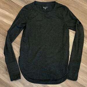 Athleta Uptempo Long Sleeve Tee in Charcoal Heather Grey with Thumbholes